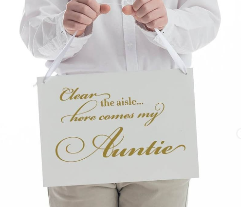 'Clear the Aisle... Here comes my Auntie' wedding sign